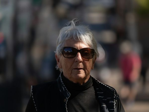 Cheveux après 50 ans : soins naturels et doux pour retrouver brillance et vitalité